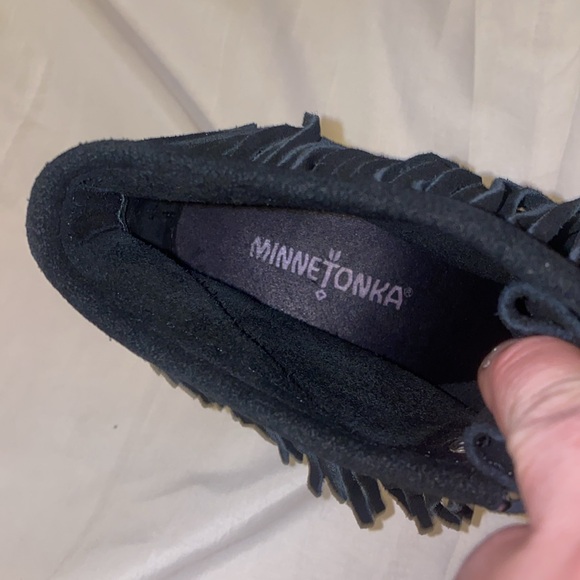 black Minnetonka platform moccasin ankle boots - Picture 3 of 3